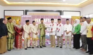 Komisioner KPU Pohuwato kenakan pakaian takoa saat menerima pendaftaran calon Kepala Daerah