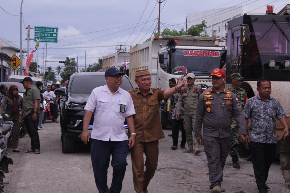 Bupati Pohuwato Saipul Mbuinga Bersama Kepala BPJN Gorontalo Agung Sutarjo, pada pencanangan perbaikan jalan Duhiada'a - Imbodu