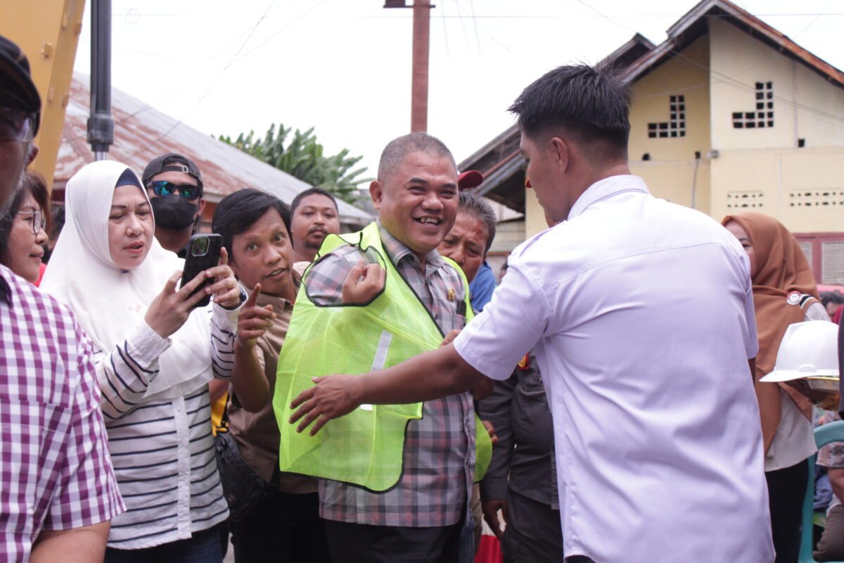 Ketua DPRD Pohuwato Nasir Giasi saat menghadiri pencanangan pekerjaan Jalan Duhiada'a - Imbodu