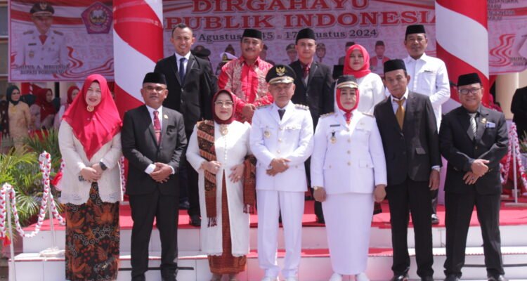 Foto bersama Ketua DPRD Pohuwato, Bupati dan Wakil Bupati Pohuwato, Anggota DPRD Pohuwato dan Caleg Terpilih DPRD Pohuwato dan DPRD Provinsi Gorontalo, di upacara Kemerdekaan Republik Indonesia ke-79 tingkat Kabupaten Pohuwato