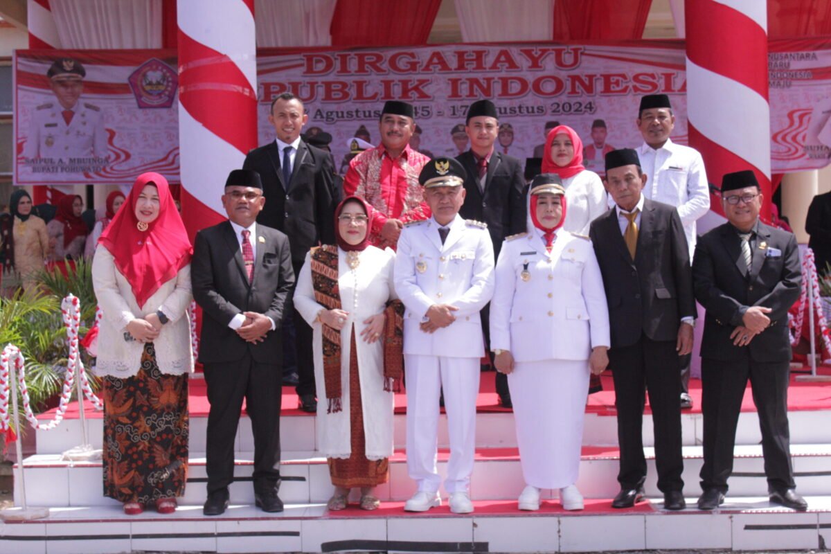 Foto bersama Ketua DPRD Pohuwato, Bupati dan Wakil Bupati Pohuwato, Anggota DPRD Pohuwato dan Caleg Terpilih DPRD Pohuwato dan DPRD Provinsi Gorontalo, di upacara Kemerdekaan Republik Indonesia ke-79 tingkat Kabupaten Pohuwato