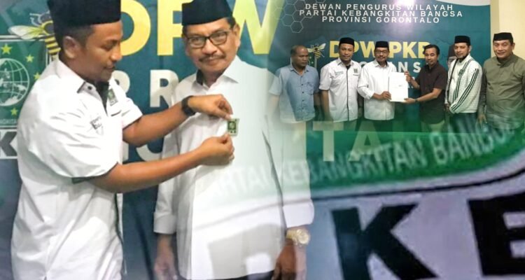 Gabung PKB, Sekretaris PKB Provinsi Gorontalo Abdullah K Diko pasangkan pin PKB kepada bacabup Pohuwato Yusri M Helingo