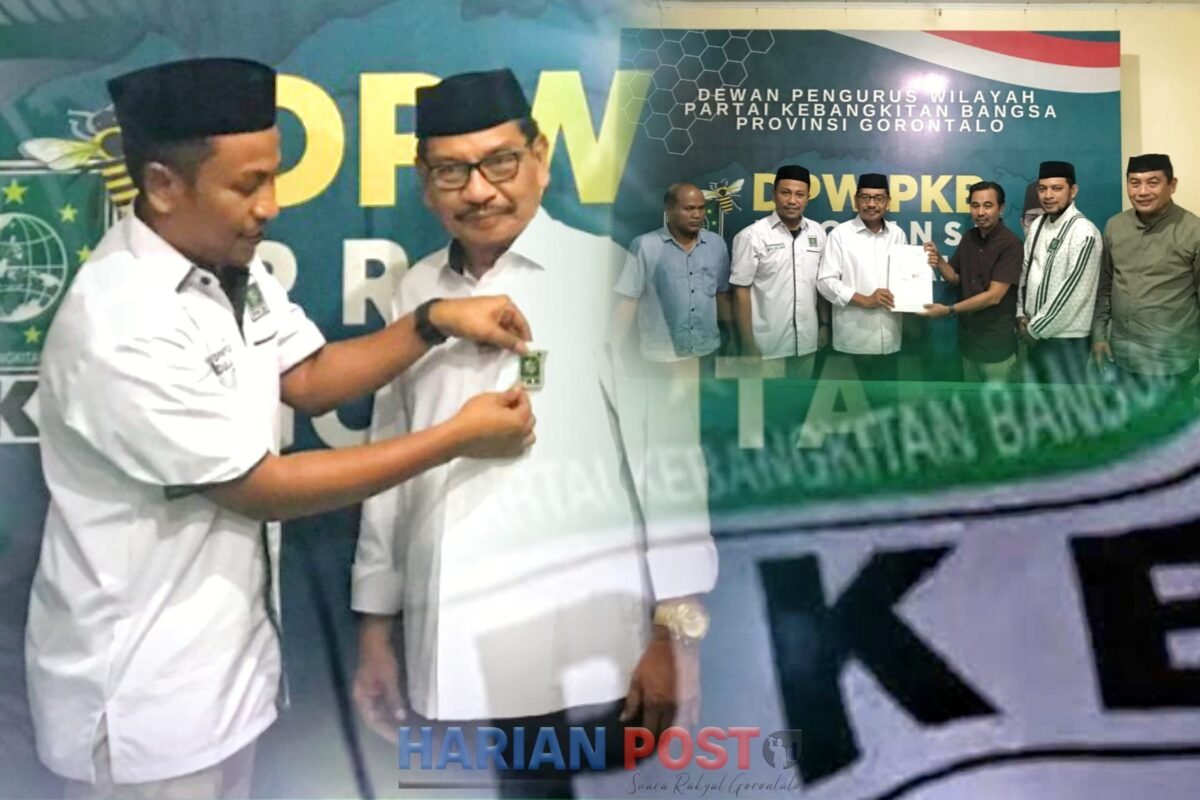 Gabung PKB, Sekretaris PKB Provinsi Gorontalo Abdullah K Diko pasangkan pin PKB kepada bacabup Pohuwato Yusri M Helingo