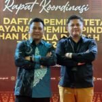 Anggota KPU Pohuwato Usman Dunda (Kemeja Batik) bersama operator teknis