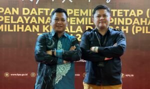 Anggota KPU Pohuwato Usman Dunda (Kemeja Batik) bersama operator teknis