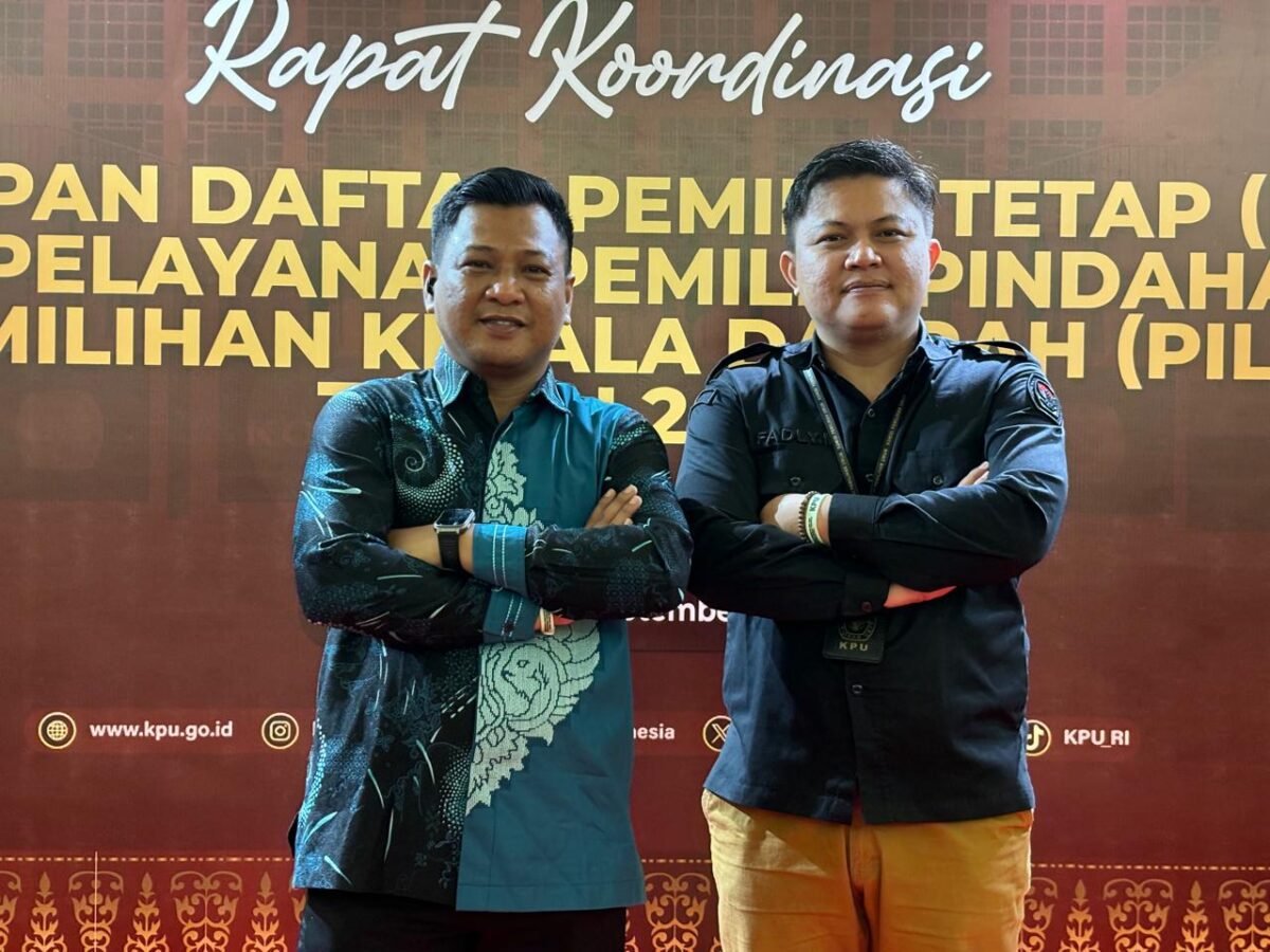 Anggota KPU Pohuwato Usman Dunda (Kemeja Batik) bersama operator teknis