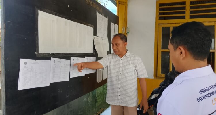 Ketua KPU Provinsi Gorontalo Sophian Rahmola Memonitoring Pengumuman DPT Pilkada di Pohuwato (Foto Ryan)