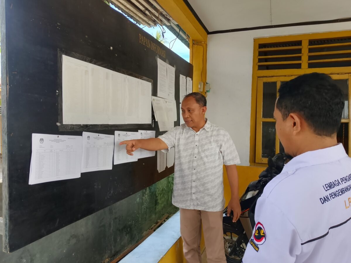 Ketua KPU Provinsi Gorontalo Sophian Rahmola Memonitoring Pengumuman DPT Pilkada di Pohuwato (Foto Ryan)