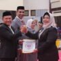 Plt Bupati Pohuwato Suharsi Igirisa serahkan Surat Keputusan (SK) Pimpinan DPRD Pohuwato periode 2024-2029 kepada Ketua DPRD Beni Nento