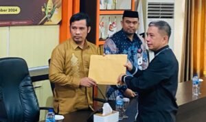 Ketua KPU Boalemo Yuyun Antu, saat menerima berkas perbaikan calon bupati dan wakil bupati Boalemo, pasangan Burhanuddin Pulubuhu dan Rivendy Luawo