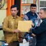Ketua KPU Boalemo Yuyun Antu, saat menerima berkas perbaikan calon bupati dan wakil bupati Boalemo, pasangan Burhanuddin Pulubuhu dan Rivendy Luawo