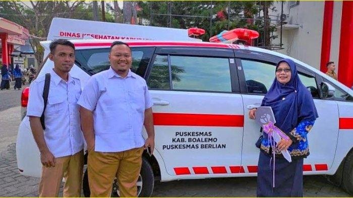 Kepala UPTD Puskesmas Berlian, Novita Kunusa SKM saat menerima bantuan ambulance baru dari Dinas Kesehatan Boalemo