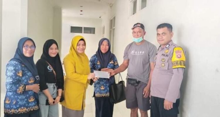 Gabungan Organisasi Wanita (GOW) Boalemo saat menyerahkan bantuan kepada keluarga korban penderita penyakit tumor ganas