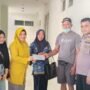 Gabungan Organisasi Wanita (GOW) Boalemo saat menyerahkan bantuan kepada keluarga korban penderita penyakit tumor ganas