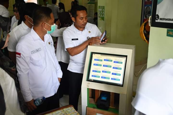 Penjabat Sekda Boalemo, Rahmat Biya saat melakukan peninjauan langsung layanan kesehatan di Rumah Sakit Umum Daerah Tani dan Nelayan Boalemo