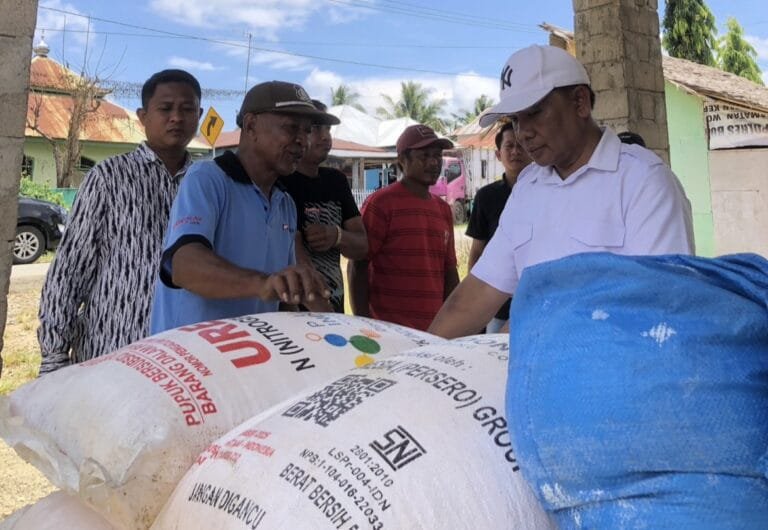 Calon Bupati Boalemo, Dedy Hamzah saat mendengarkan aspirasi masyarakat