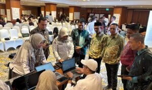 Anggota KPU Pohuwato Usman Dunda (tengah/batik biru) ikuti bimtek SIREKAP Pilkada