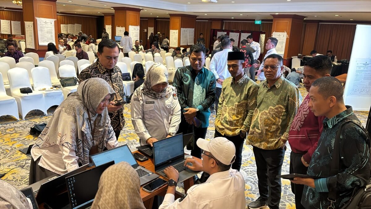 Anggota KPU Pohuwato Usman Dunda (tengah/batik biru) ikuti bimtek SIREKAP Pilkada