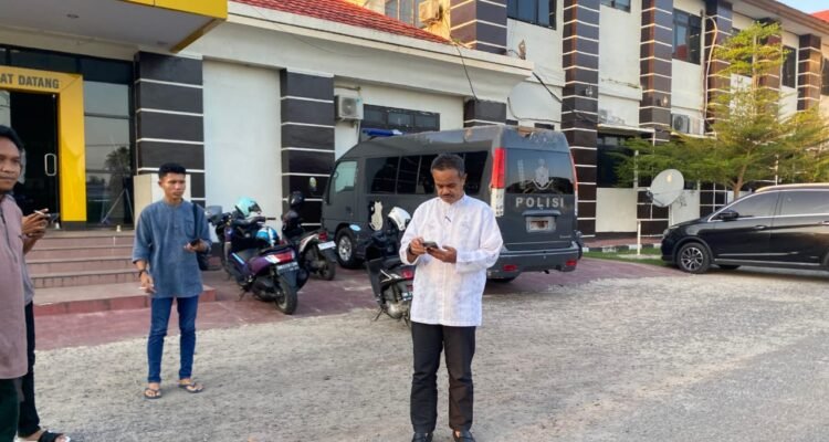 Sekda Pohuwato Iskandar Datau Usai Jalani Pemeriksaan di Mapolres Pohuwato (Foto Rian)