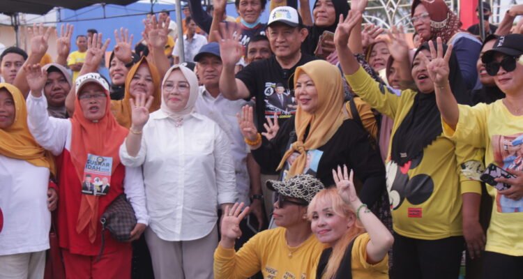 Ibu - Ibu Rumah Tangga di Marisa, Pohuwato, antusias foto bersama paslon GAS dan Calon Bupati Pohuwato Saipul Mbuinga