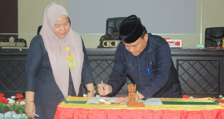 Didampingi Sekretaris Dewan, Ketua DPRD Pohuwato Beni Nento Tanda Tangani Pembentukan Pansus