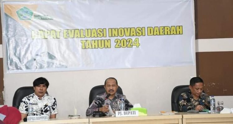Pj. Bupati Boalemo, Sherman Moridu saat membuka rapat Evaluasi Inovasi Daerah Tahun 2024