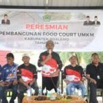 Penjabat Bupati Boalemo, Sherman Moridu saat meresmikan pembangunan Food Court UMKM