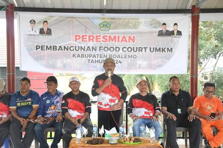 Penjabat Bupati Boalemo, Sherman Moridu saat meresmikan pembangunan Food Court UMKM