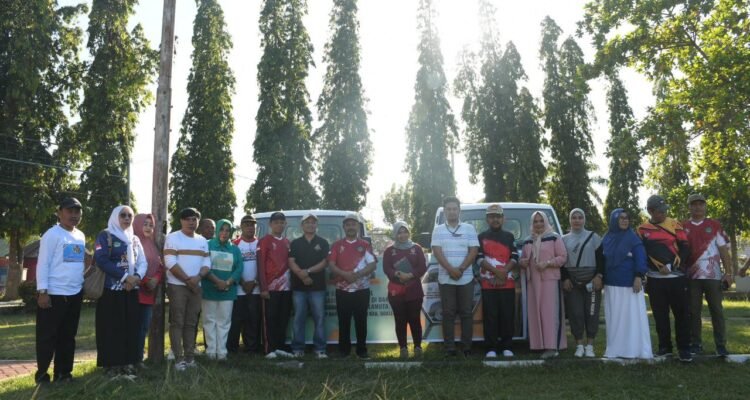 Penyerahan bantuan mobil pengangkut sampah dari Bank SulutGo untuk Pemkab Boalemo