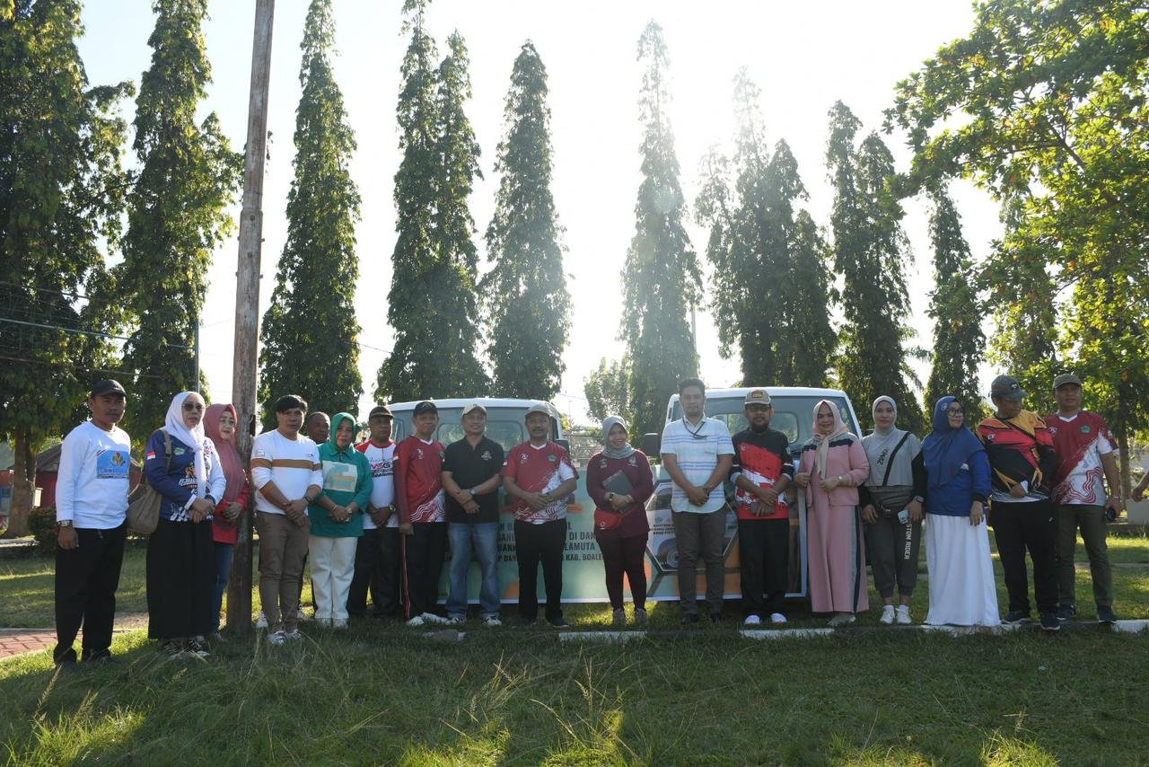 Penyerahan bantuan mobil pengangkut sampah dari Bank SulutGo untuk Pemkab Boalemo