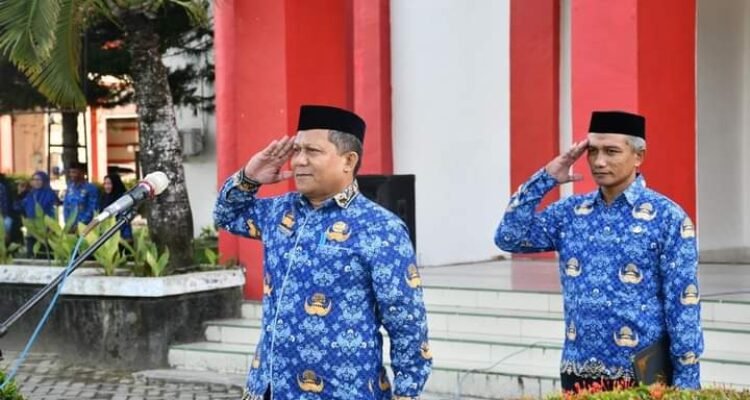 Asisten III Setda Boalemo, Syafrudin Lamusu saat memimpin apel korpri
