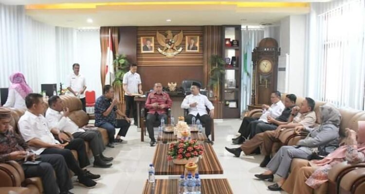 Penjabat Bupati Boalemo, Sherman Moridu saat menerima kunjungan kerja Anggota DPRD Provinsi Gorontalo, dapil Boalemo - Pohuwato