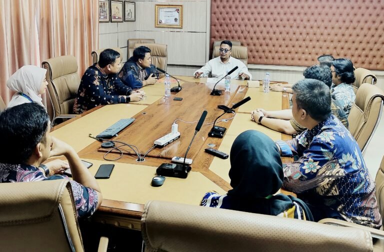 Asesor Alan Pakaya saat menjadi penguji Ujikom di Satker Kemenperin, di Makassar, Sulawesi Selatan