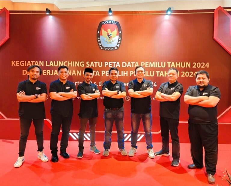 ( Kedua Dari Kiri )Komisioner KPU Pohuwato Usman Dunda Saat Menghadiri Peluncuran Peta Data Pemilu di Jakarta (Foto Humas KPU)