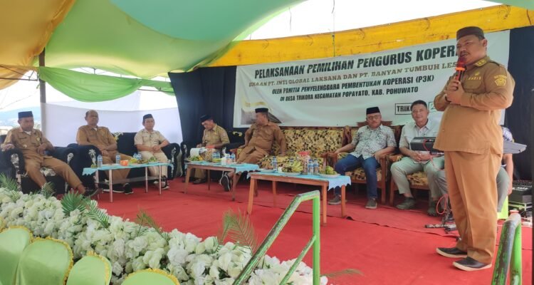 Kepala Dinas Perindagkop Pohuwato Ibrahim Kiraman saat memberikan sambutan pada pembentukan koperasi plasma binaan BJA Group, Senin, 23 Desember 2024 di Popayato