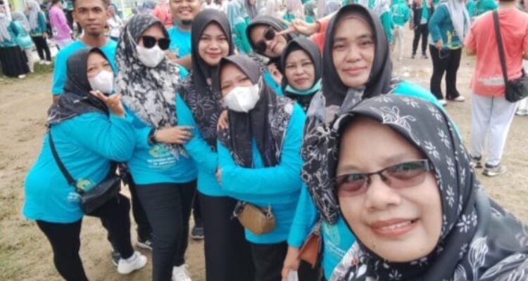 Kapus UPTD Puskesmas Berlian, Novita Kunusa bersama para Nakes