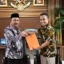 BPK - RI Perwakilan Provinsi Gorontalo menyerahkan Dokumen Hasil Pemeriksaan terperinci atas Laporan Keuangan Pemerintah Daerah tahun Anggaran 2024 Kepada Penjabat Bupati Kabupaten Boalemo, Sherman Moridu.