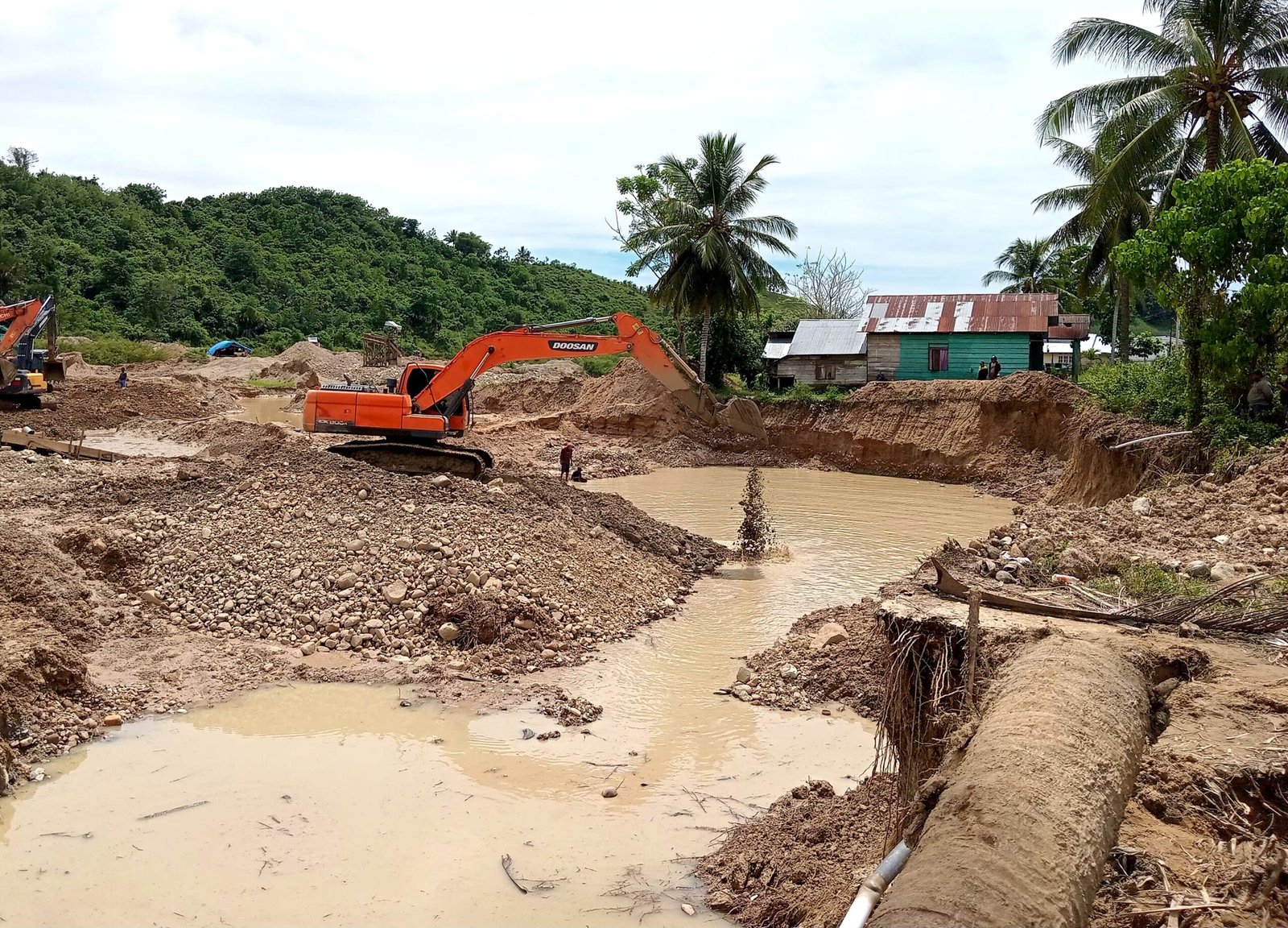 Penambang di Balayo Tutup Kubangan Bekas Tambang