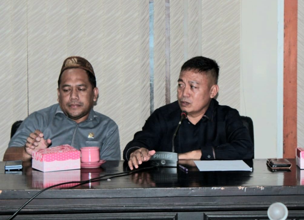 Anggota Komisi II DPRD Pohuwato Rizal Pasuma dan Otan Mamu dalam RDP Terkait Investasi