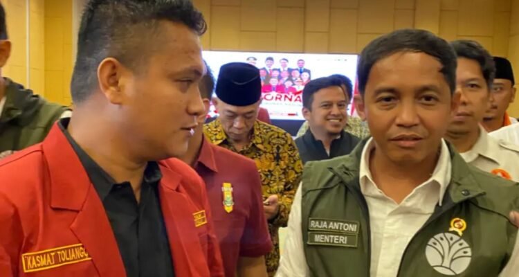 Pengurus DPD IMM Gorontalo Kasmat Toliango dan Menteri Kehutanan Raja Juli Antoni