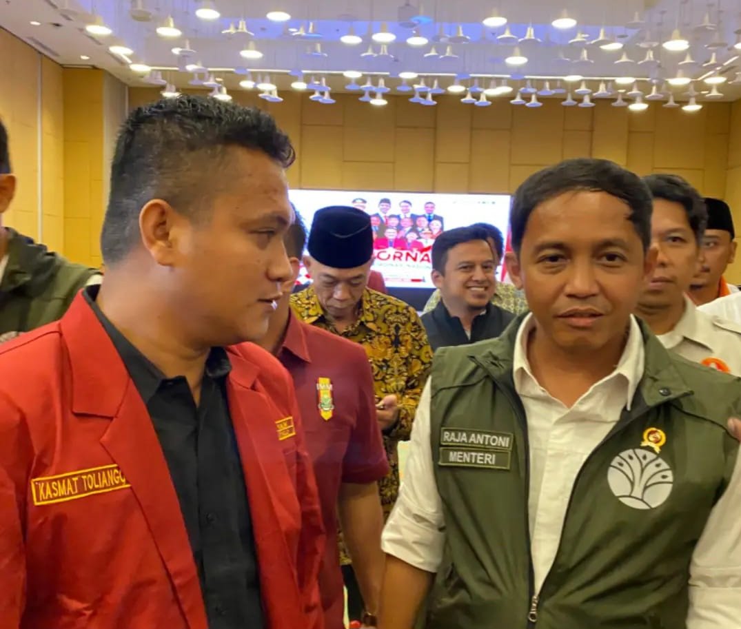 Pengurus DPD IMM Gorontalo Kasmat Toliango dan Menteri Kehutanan Raja Juli Antoni