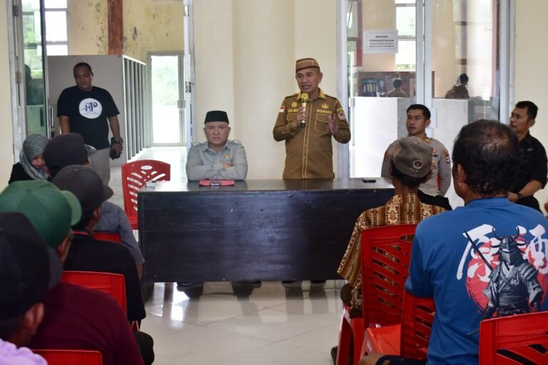 Bupati Pohuwato dan Ketua DPRD Dengarkan Aspirasi Masyarakat Sidowonge ( foto Iwan Karim)