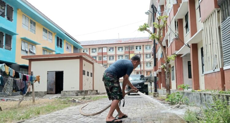 Pengelola dan Warga Rusunawa Syah Bersih - Bersih Lingkungan Rusunawa