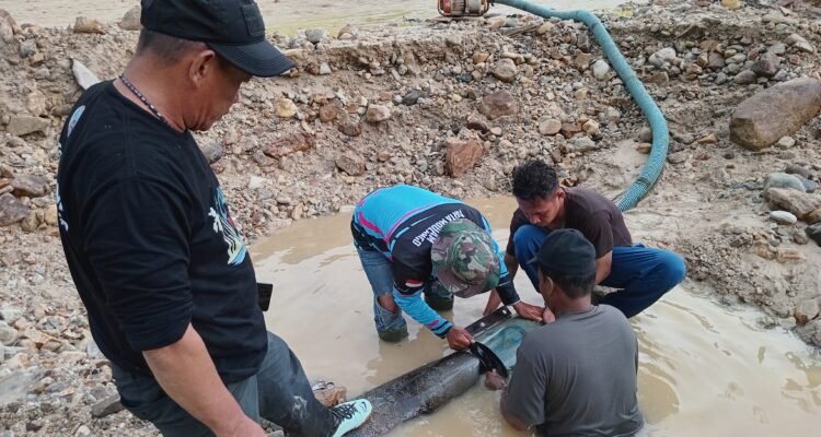 Plt Direktur Perumdam Bersama Petugas Perumdam Perbaiki Pipa Bocor di Hulu