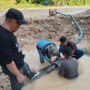 Plt Direktur Perumdam Bersama Petugas Perumdam Perbaiki Pipa Bocor di Hulu