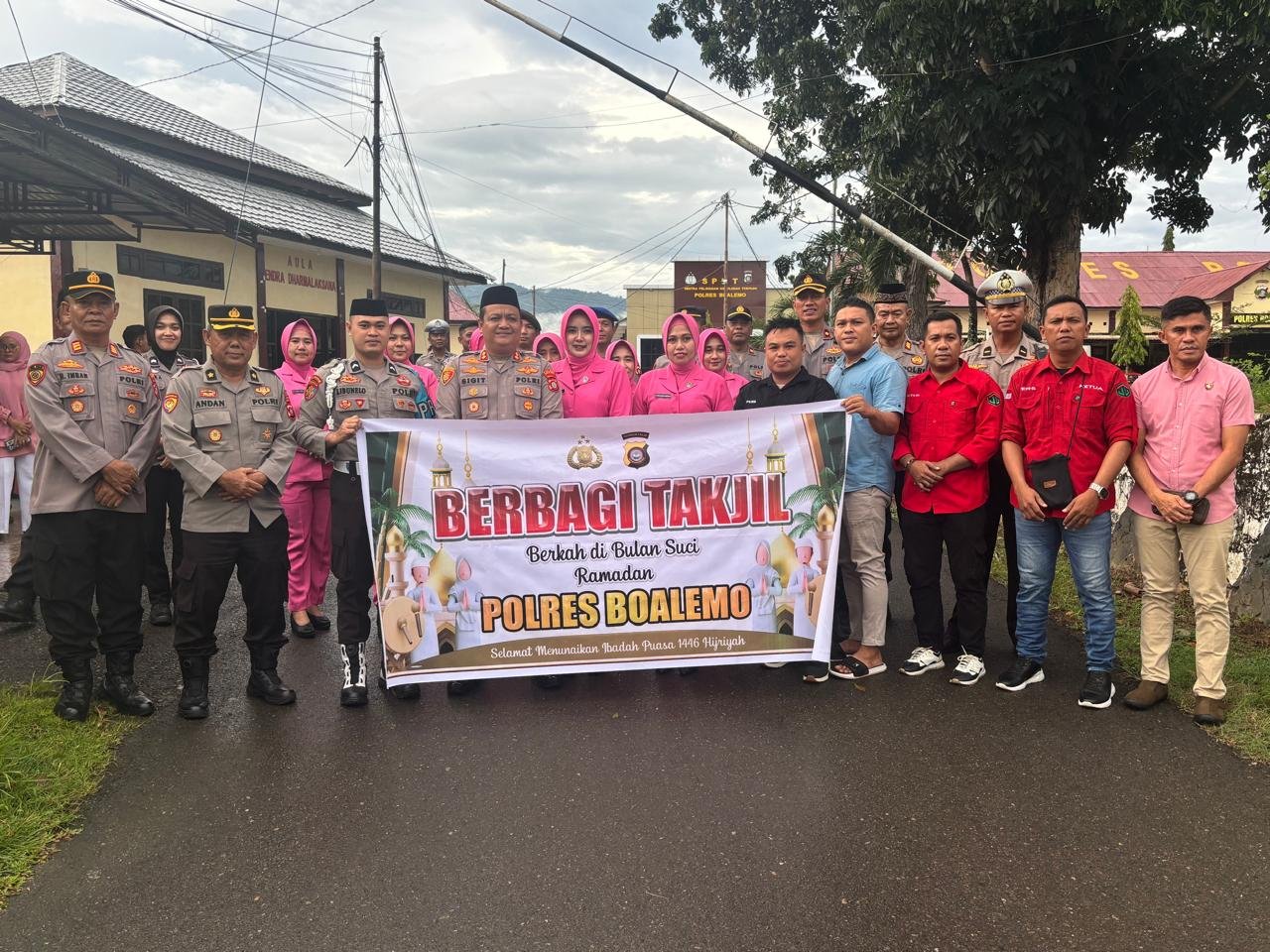 Polres Boalemo bagikan takjil buka puasa