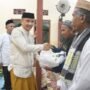 Wakil Bupati Kabupaten Boalemo, Lahmudin Hambali saat menyerahkan paket Ramadhan untuk kaum dhuafa