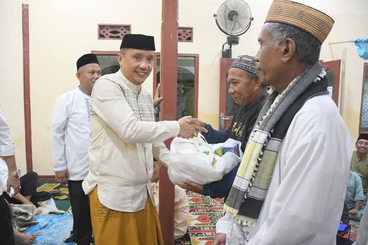 Wakil Bupati Kabupaten Boalemo, Lahmudin Hambali saat menyerahkan paket Ramadhan untuk kaum dhuafa