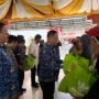 Bupati Boalemo, Rum Pagau saat menyaksikan penyerahan bantuan paket sahur Ramadan bagi petugas kebersihan dan pengangkut sampah di lingkungan Pemkab Boalemo