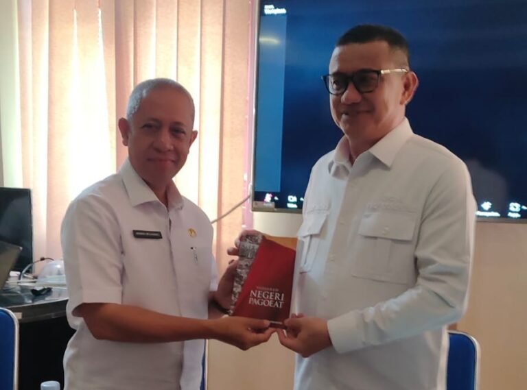 Arman Mohamad memberikan Buku Sedjarah Negeri Pagoeat Kepada Anggota Komite I DPD RI Syarif Mbuinga ( sumber : Arman Mohamad)